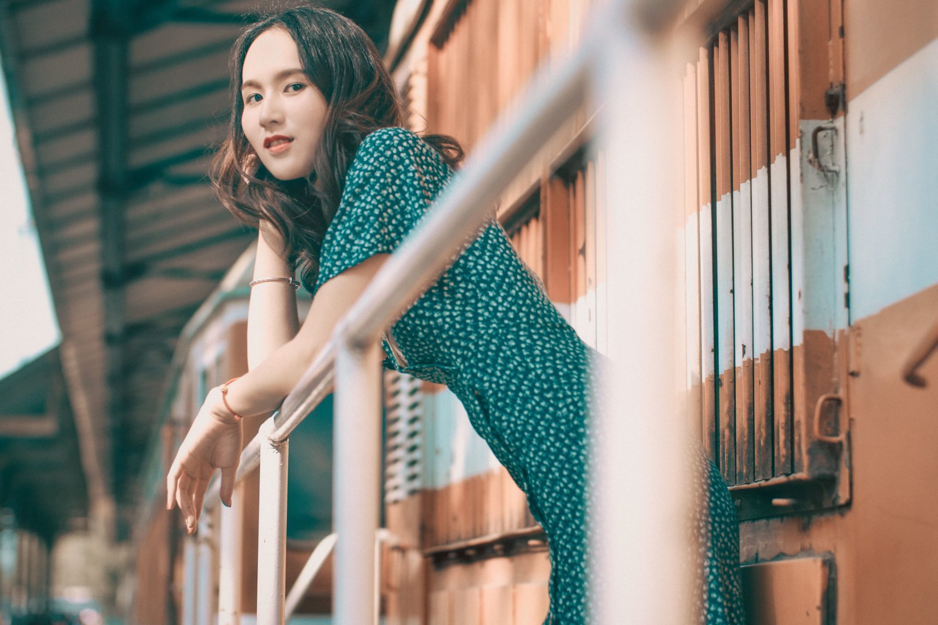 Fashionable woman leaning on balcony