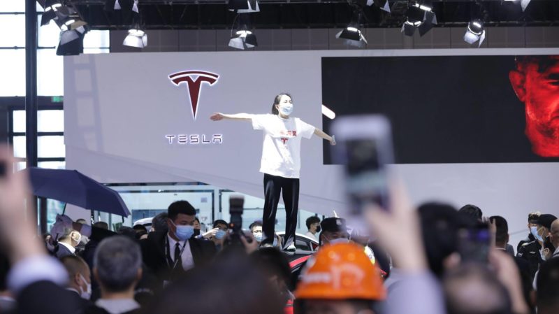 Tesla protest at Shanghai Auto Show. Credit: Sohu