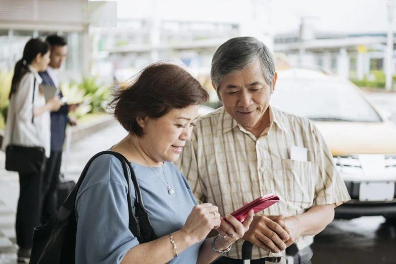 Elderly use mobile phone. Credit: Sohu