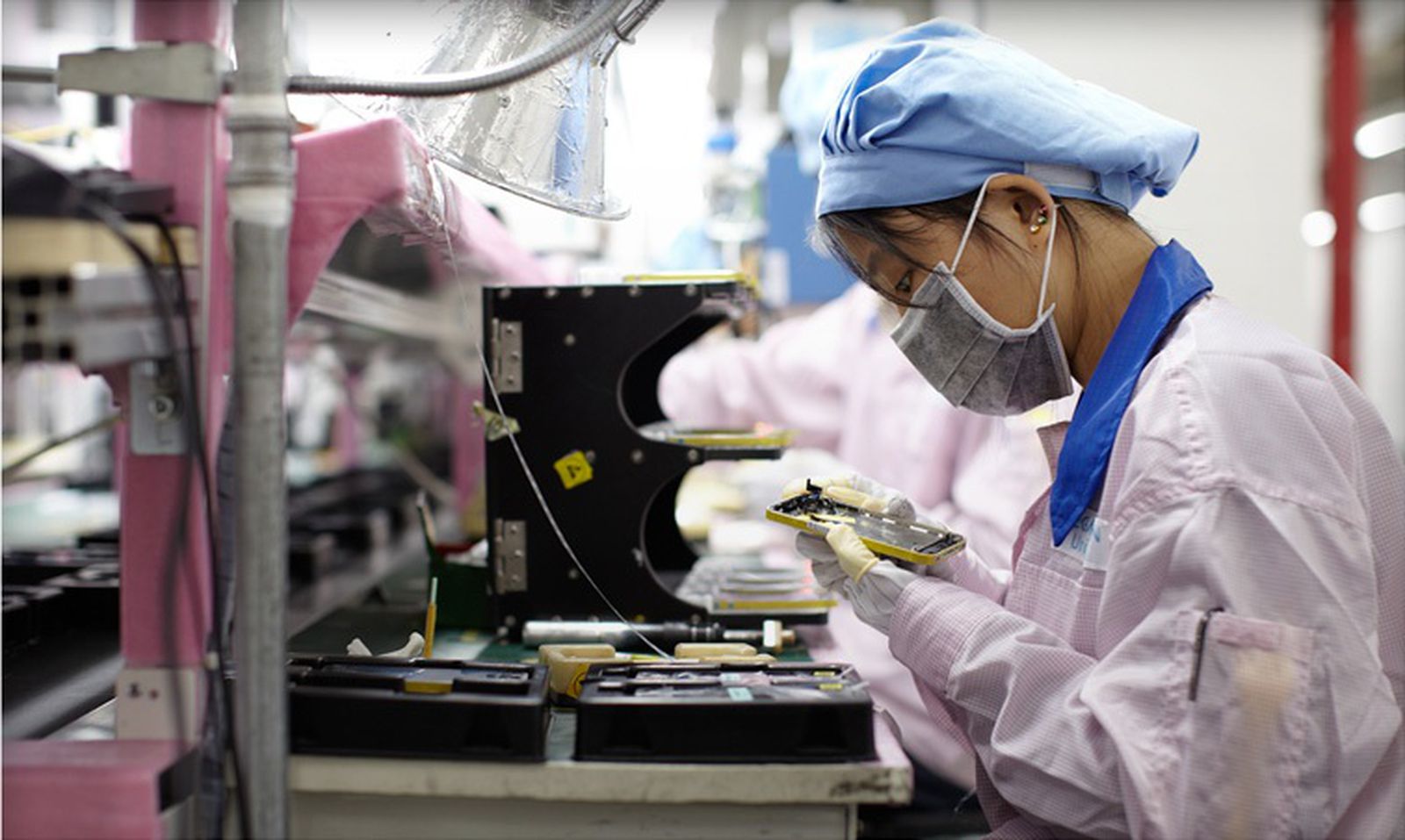 Workers at Apple Supplier Foxconn Flee China's Biggest iPhone Factory