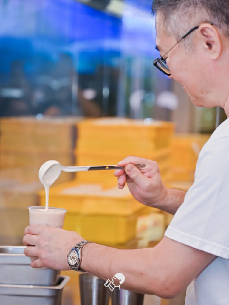 David Lai pours a HEYTEA mushroom tea