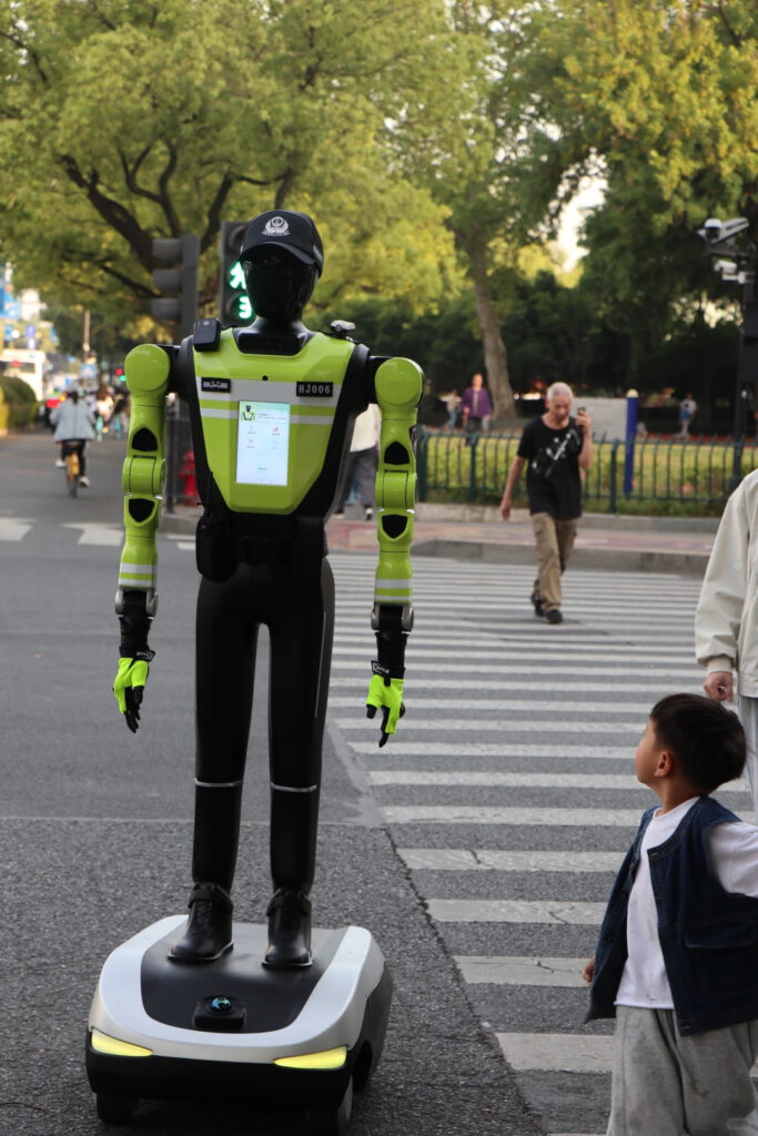 china robot police