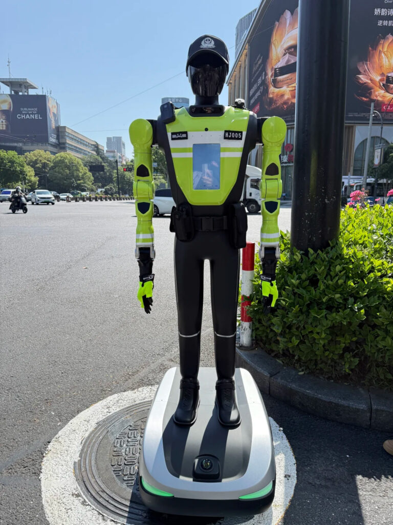 china robot police