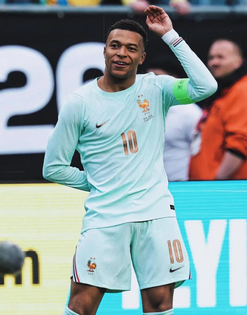 Mbappé in club kit, imagery circulated on Chinese social platforms