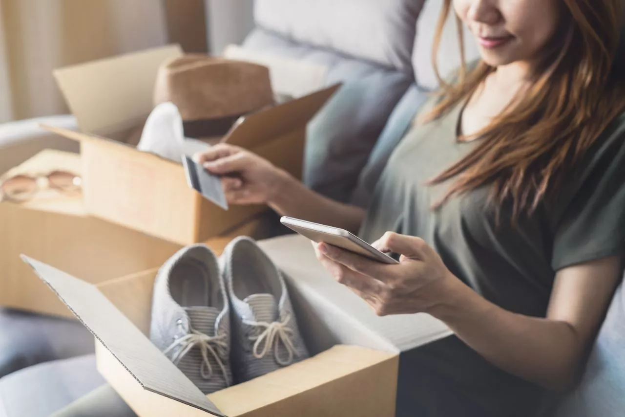 Shoe delivery from e-commerce platform