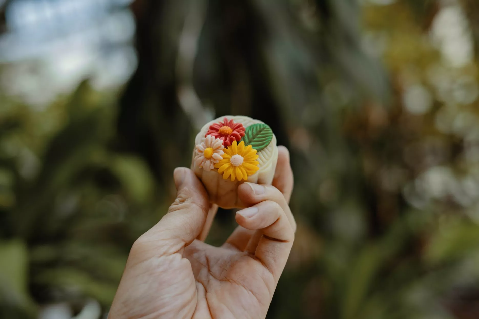 Hand holding a mooncake