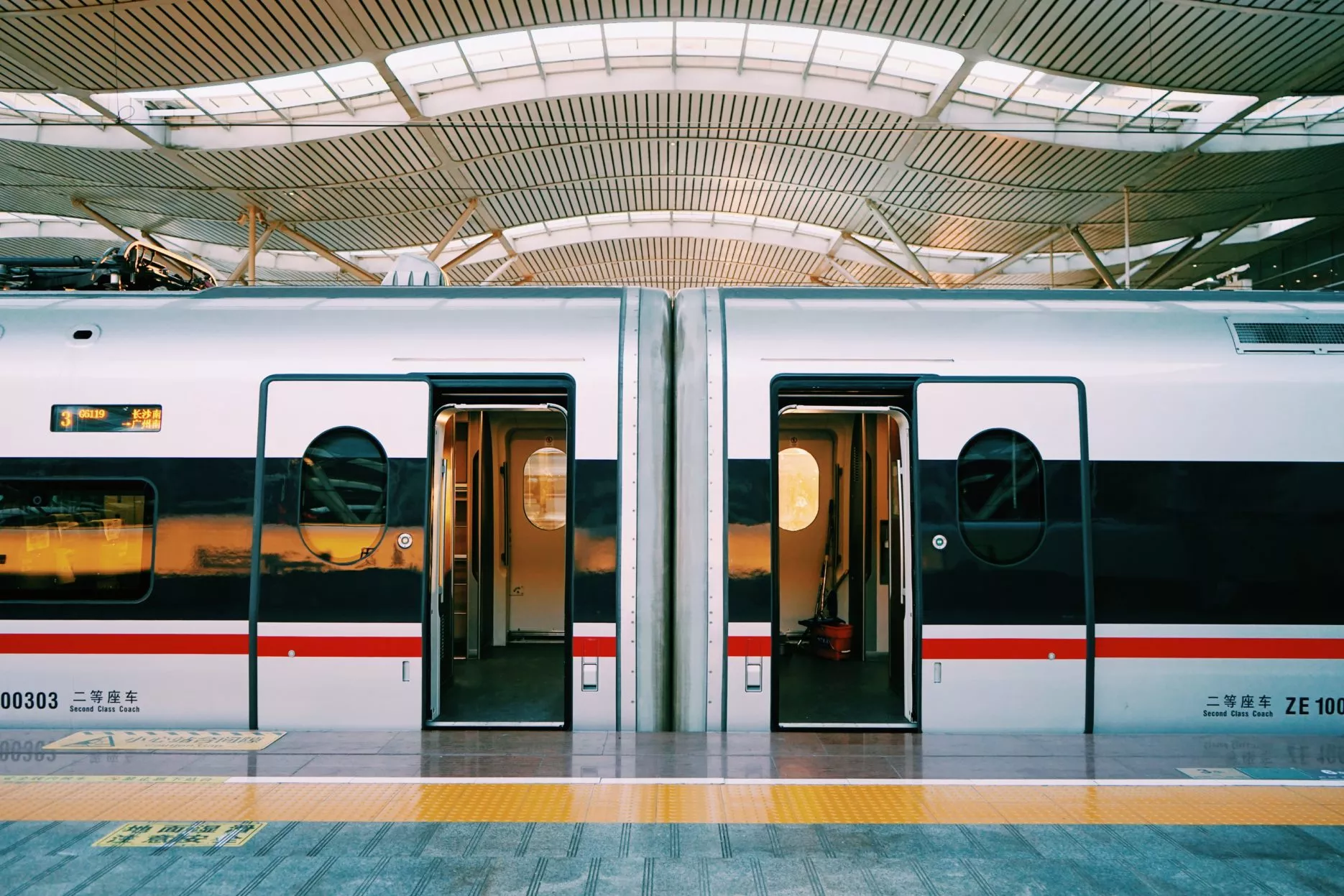 China train travel increasing during National Holiday