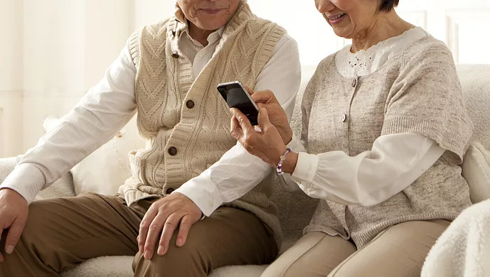 Smartphone usage increases among elderly in China. Credit: Sina news