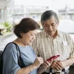 Elderly use mobile phone. Credit: Sohu