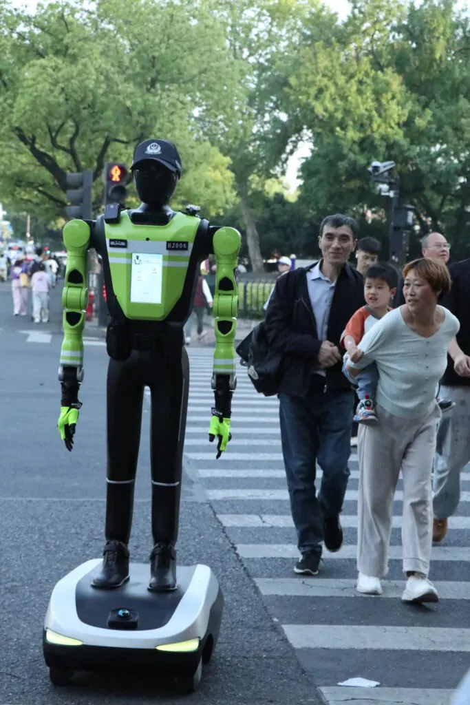 china robot police